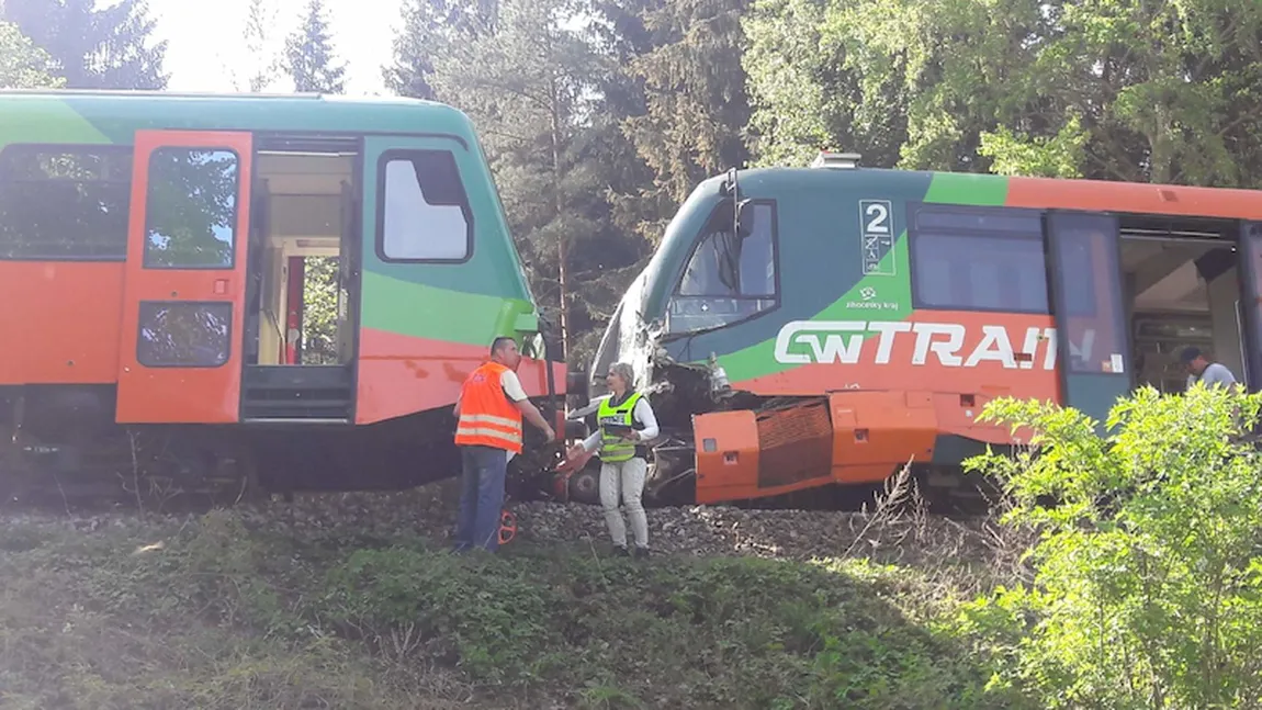 Două trenuri de pasageri s-au ciocnit în Cehia. Sunt mai mulţi răniţi FOTO