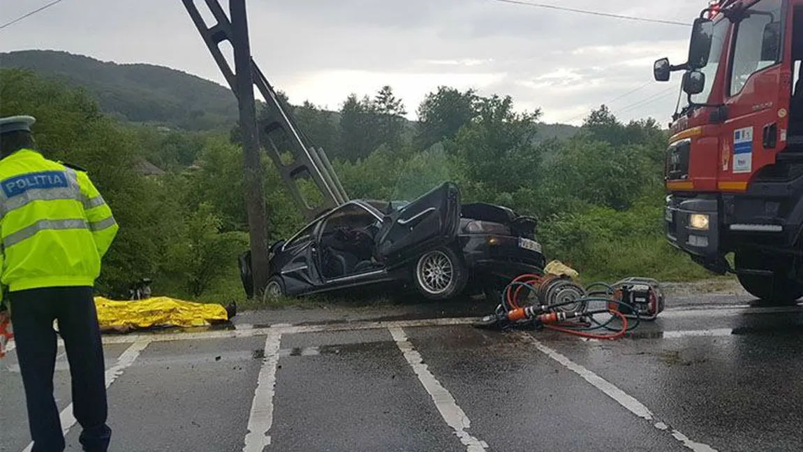 Doi morţi şi trei răniţi grav după ce o dubă s-a ciocnit cu un autoturism, între Râmnicu Vâlcea şi Horezu