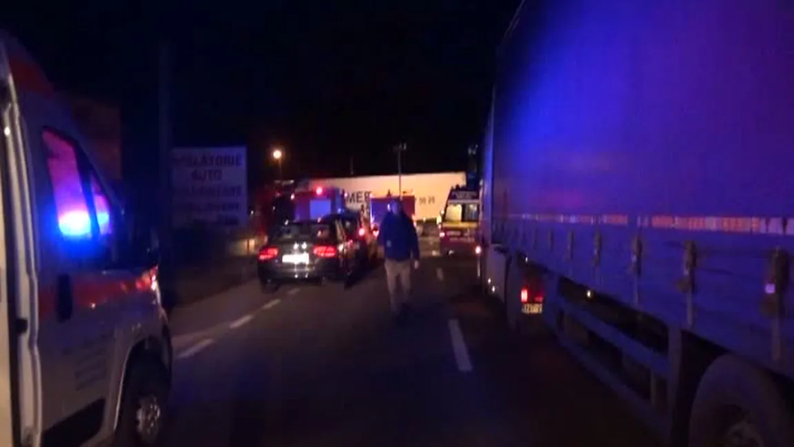 Un autobuz plin cu muncitori a fost lovit de un TIR, în Prahova. Mai multe persoane sunt rănite