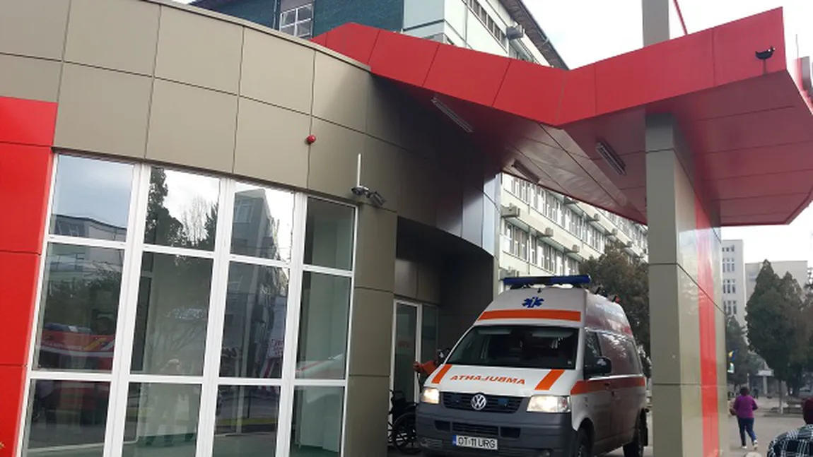 Tânăr de 18 ani, bătut şi înjunghiat în faţa unei discoteci