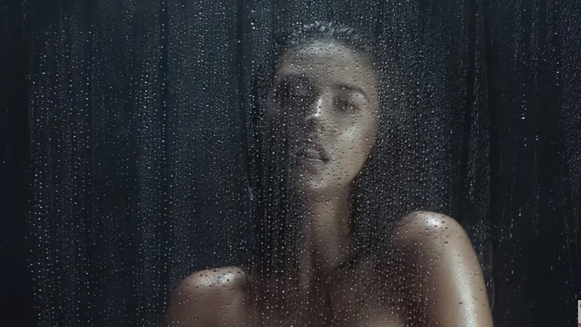 Antonia, goală şi provocatoare în noul videoclip. Iubita lui Velea s-a dezbrăcat sub duş VIDEO