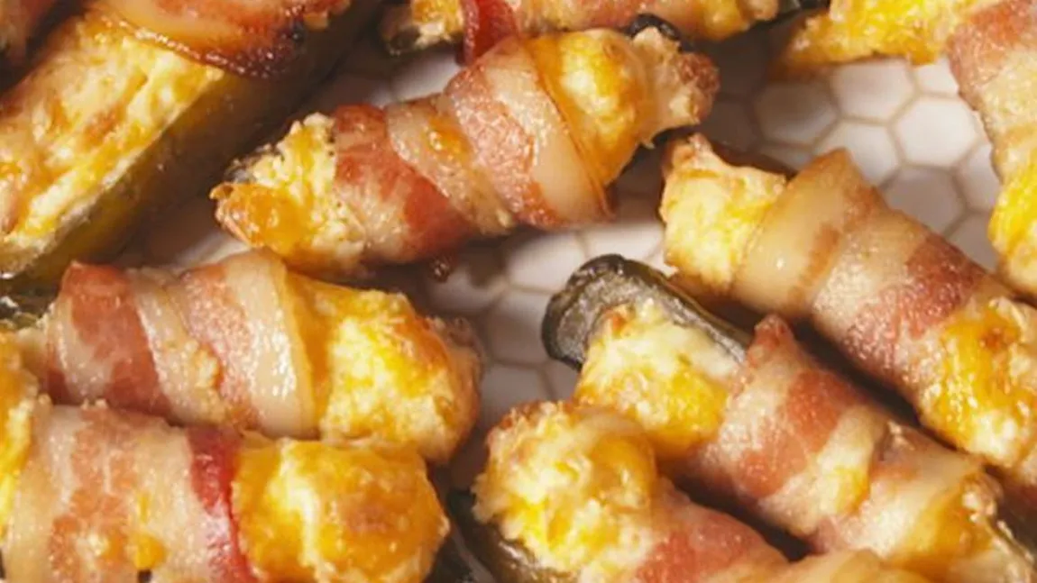 Aperitiv cu bacon, brânză şi castraveţi muraţi