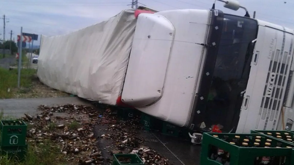 Un TIR cu bere s-a răsturnat în comuna dâmboviţeană I.L. Caragiale. Se circulă pe un singur fir