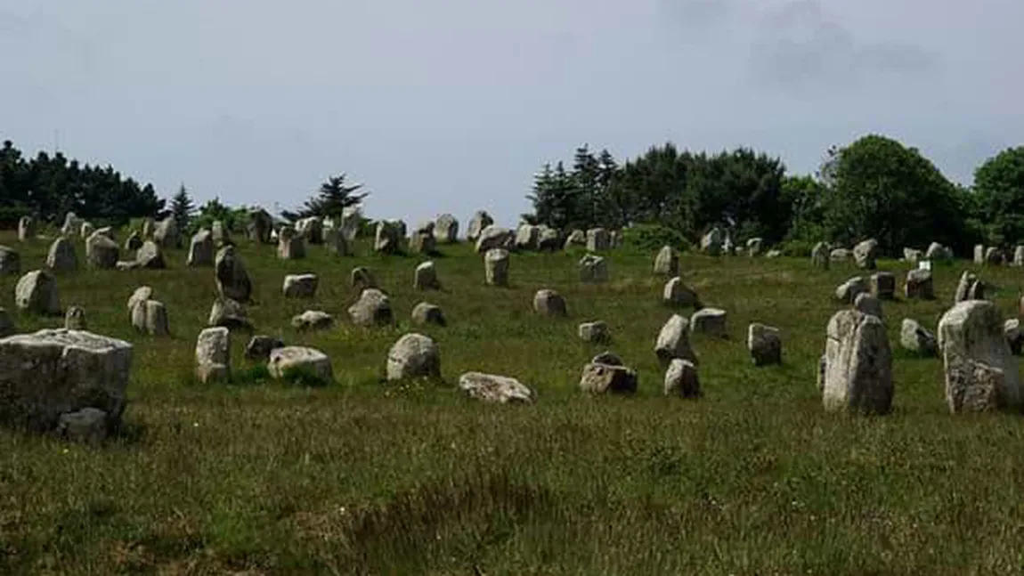 Pietrele misterioase din Carnac, o hartă cosmică folosită de civilizaţiile antice sau statui care se trezesc la viaţă în timpul nopţii?