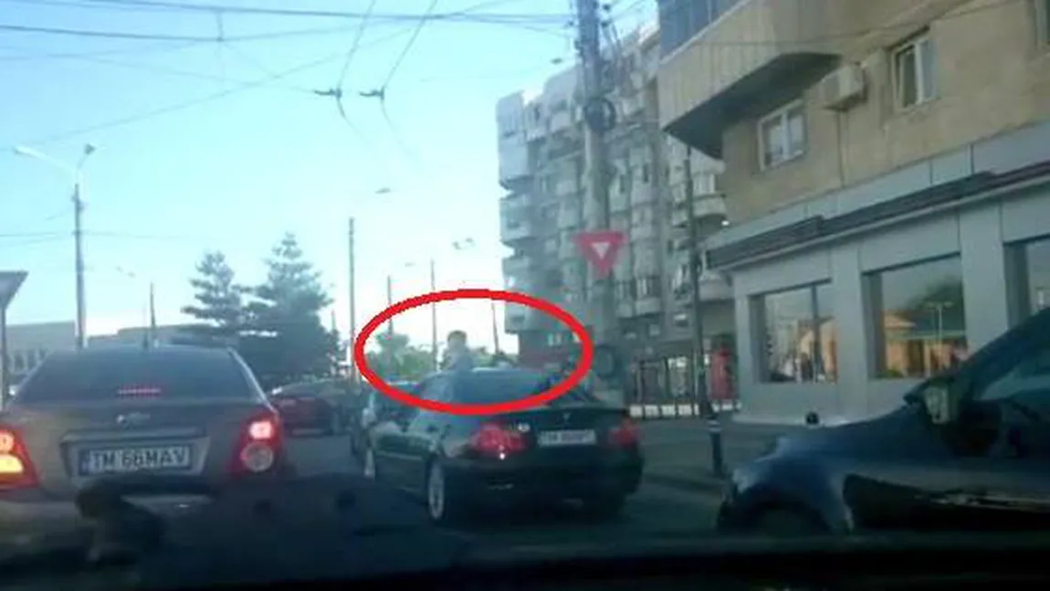 Inconstienţă în trafic la Timişoara. Copii scoşi pe trapa unei maşini în mers