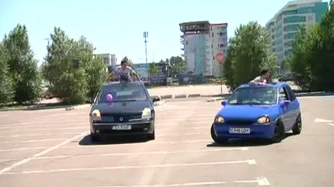 Accident la petrecerea de absolvire a clasei a XII-a. Două maşini s-au ciocnit în parcare VIDEO