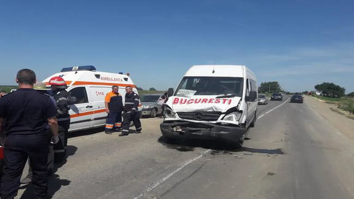 Coliziune între un microbuz şi un tractor. Mai multe victime au ajuns la spital