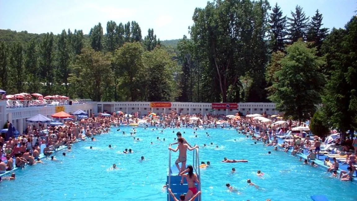 Un bărbat a murit după ce a leşinat într-un bazin din staţiunea Geoagiu-Băi