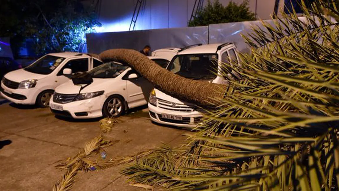 Furtuni catastrofale în India, vânt de peste 100 km pe oră. Cel puţin 41 de oameni au murit