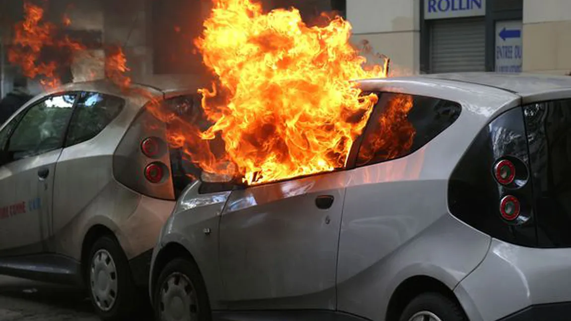 Proteste violente de 1 Mai la Paris. Vitrine sparte, maşini incendiate, mai mulţi răniţi. Peste 100 de persoane, reţinute de poliţie