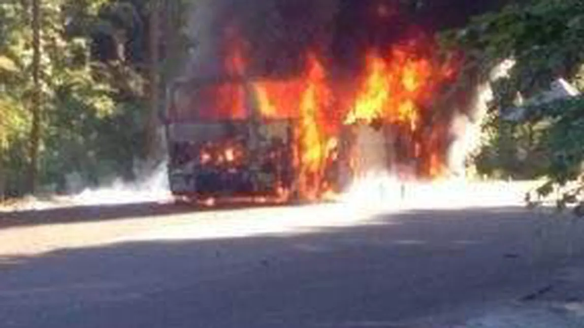 Un autocar plin cu 50 de pelerini a luat foc în mers, pe DN 18, în Pasul Gutâi