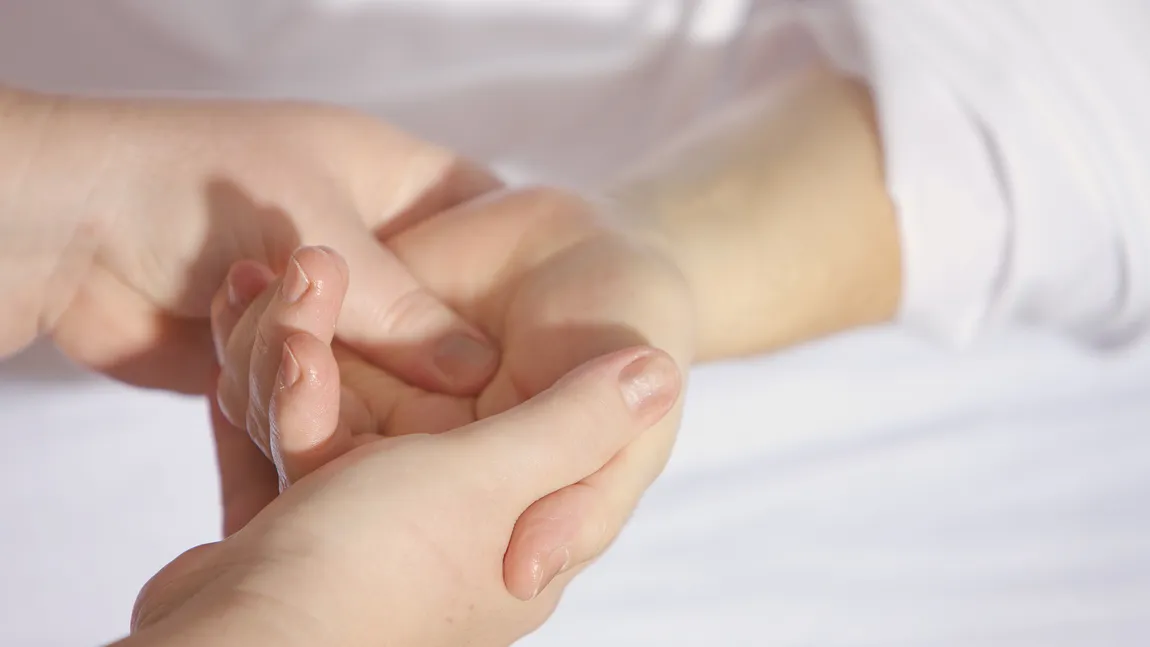 7 simptome serioase pe care mâinile le transmit primele. Fii atent la aceste semne!