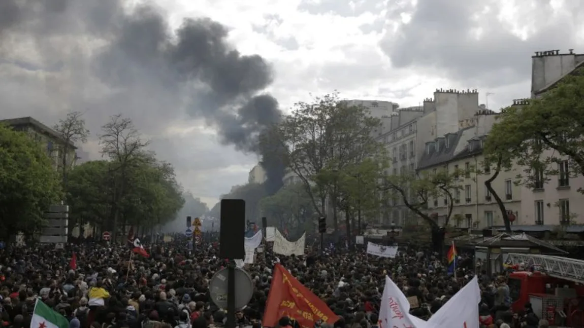 Ciocniri violente între poliţie şi 1.200 de manifestanţi cu cagule la Paris de 1 Mai
