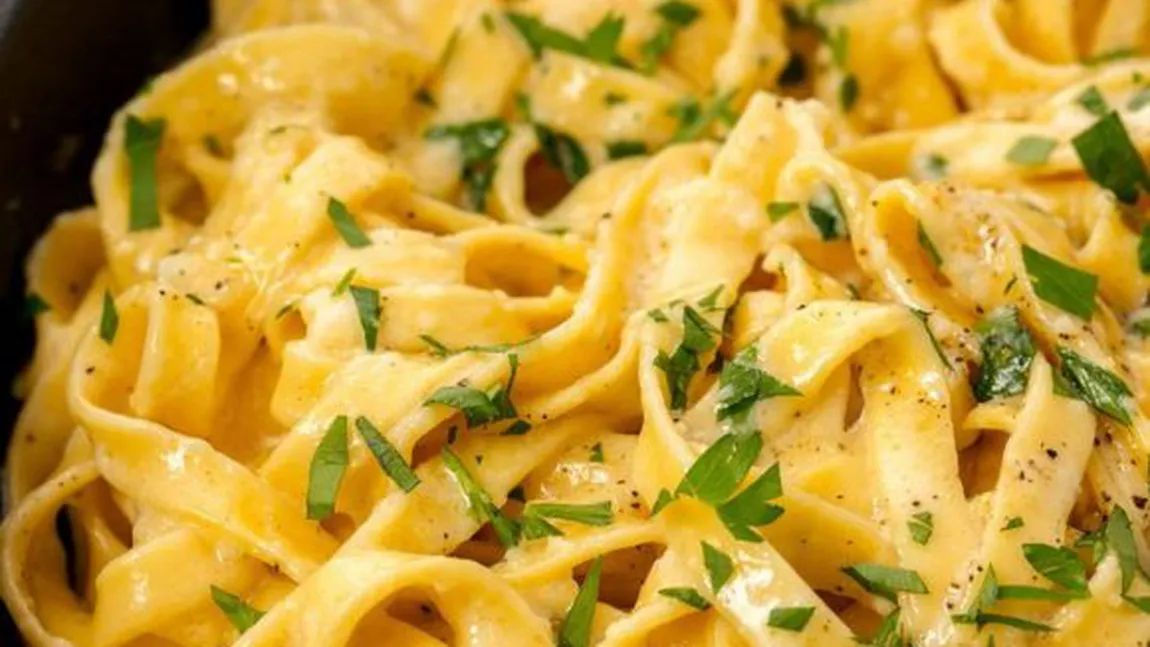 Paste cu parmezan în sos de smântână