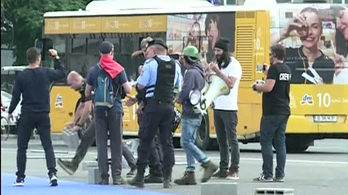 Incident în Piaţa Victoriei înaintea protestului contra coaliţiei PSD-ALDE. Cărămizi şi ţevi, aduse în piaţă. Jandarmii au intervenit