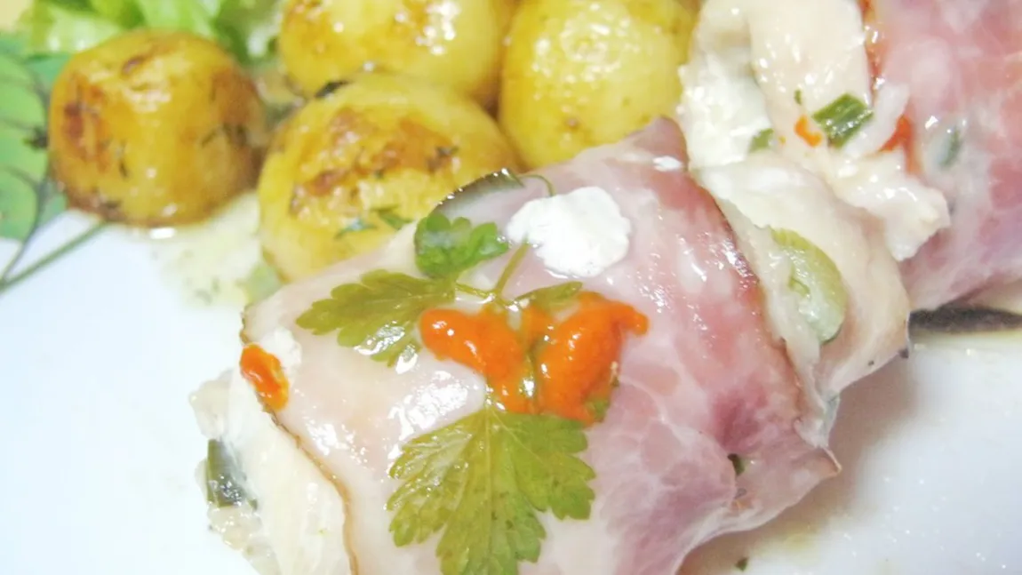 Rulouri din piept de pui cu caşcaval, bacon şi mozzarella
