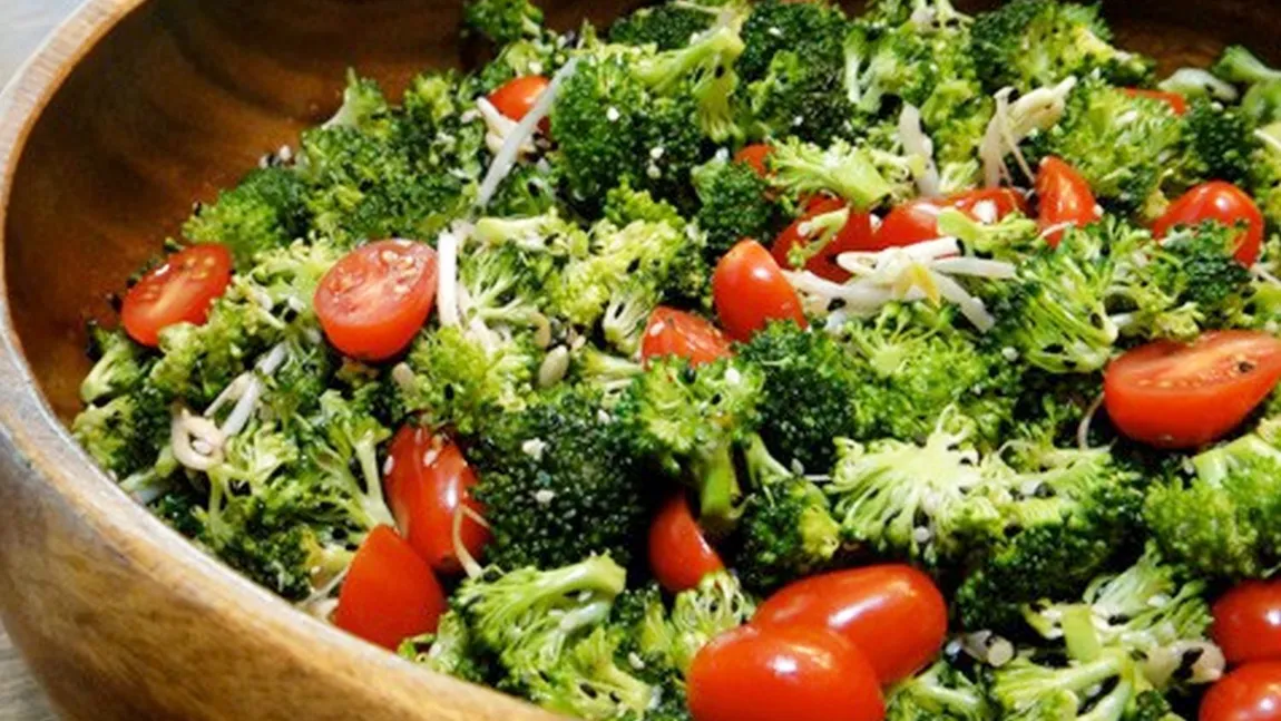 Salată de broccoli cu roşii şi susan