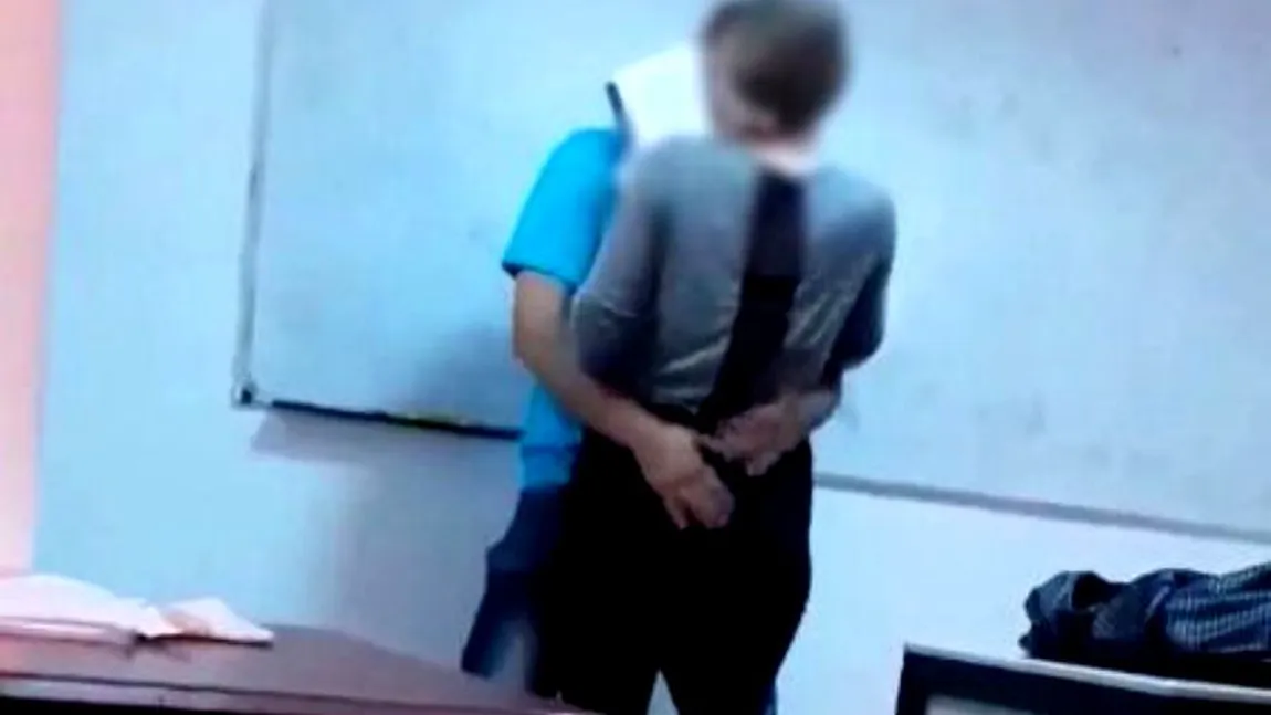 Un profesor de engleză din Sighetul Marmaţiei, surprins sărutând franţuzeşte o elevă de clasa a IX-a VIDEO