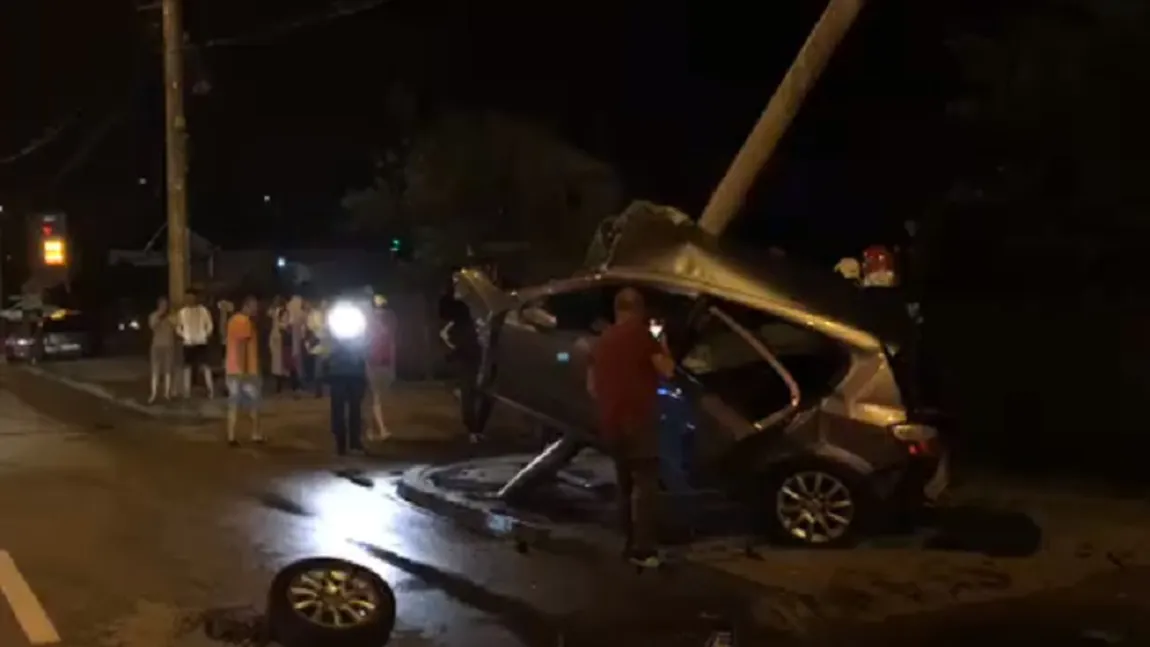 Accident spectaculos la Piteşti - o maşină a rămas suspendată pe un stâlp de electricitate. VIDEO