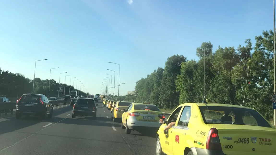 Sute de taximetrişti au protestat la Aeroportul Otopeni. Au produs haos în traficul din nordul Capitalei VIDEO