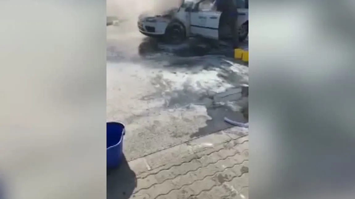 Panică pe o stradă din Timişoara. Un taxi a fost cuprins de flăcări