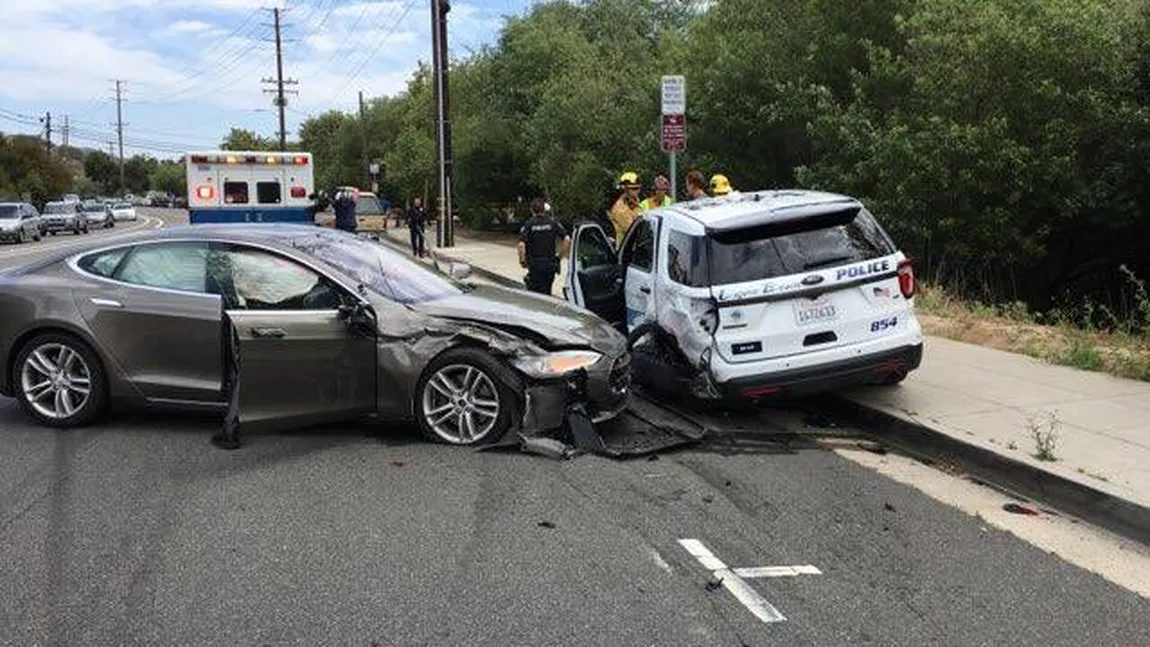 Un autoturism Tesla pe autopilot a lovit maşina de poliţie