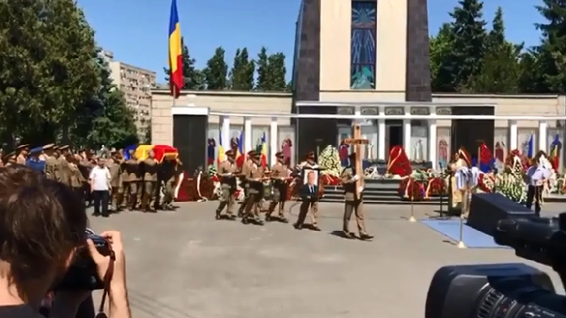 Gest tulburător făcut de un bărbat la înmormântarea lui Cristian Ţopescu FOTO