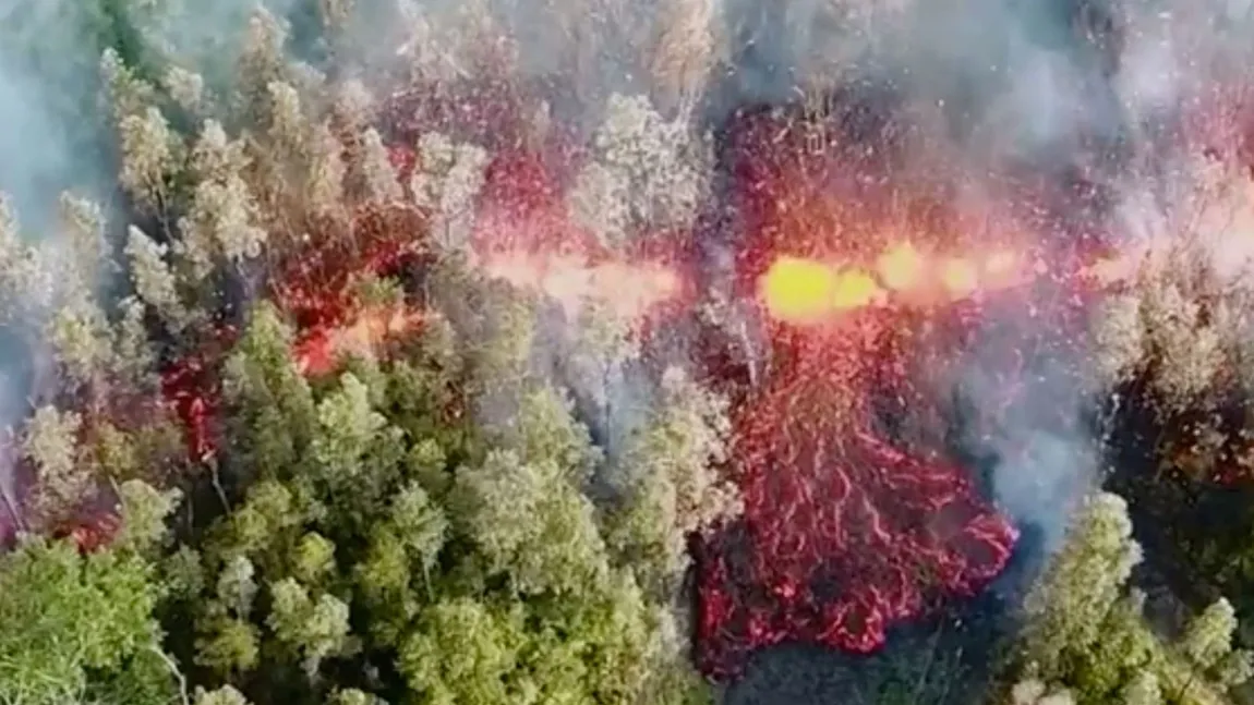 Cod ROŞU în Hawaii din cauza erupţiei vulcanului Kilauea. Un nor de cenuşă uriaş a acoperit cerul. Alertă pentru aviaţie VIDEO