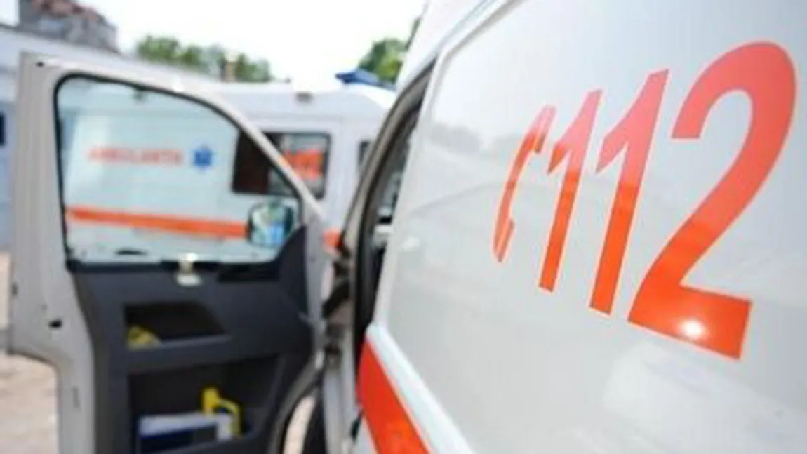 Nouă persoane, între care şase pompieri care mergeau la o intervenţie la inundaţii, rănite într-un accident în judeţul Bacău