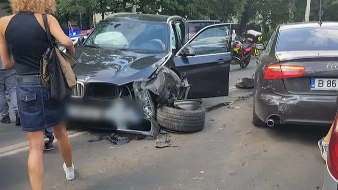 Accident grav cu 7 maşini în zona Arcul de Triumf. Circulaţia închisă pe ambele sensuri pe Bd. Mareşal Averescu VIDEO
