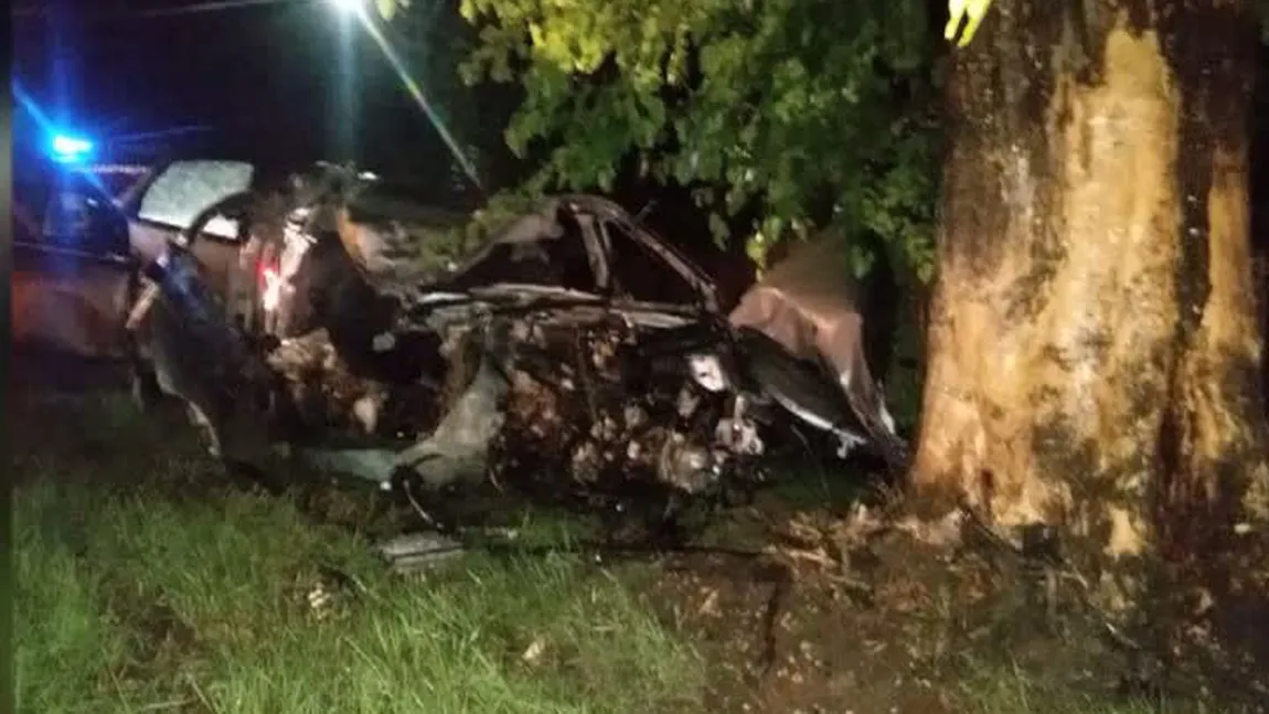 Accident grav în Argeş. Un tânăr a murit după ce a intrat cu maşina într-un copac
