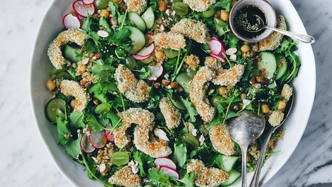 Salată de quinoa cu avocado pane