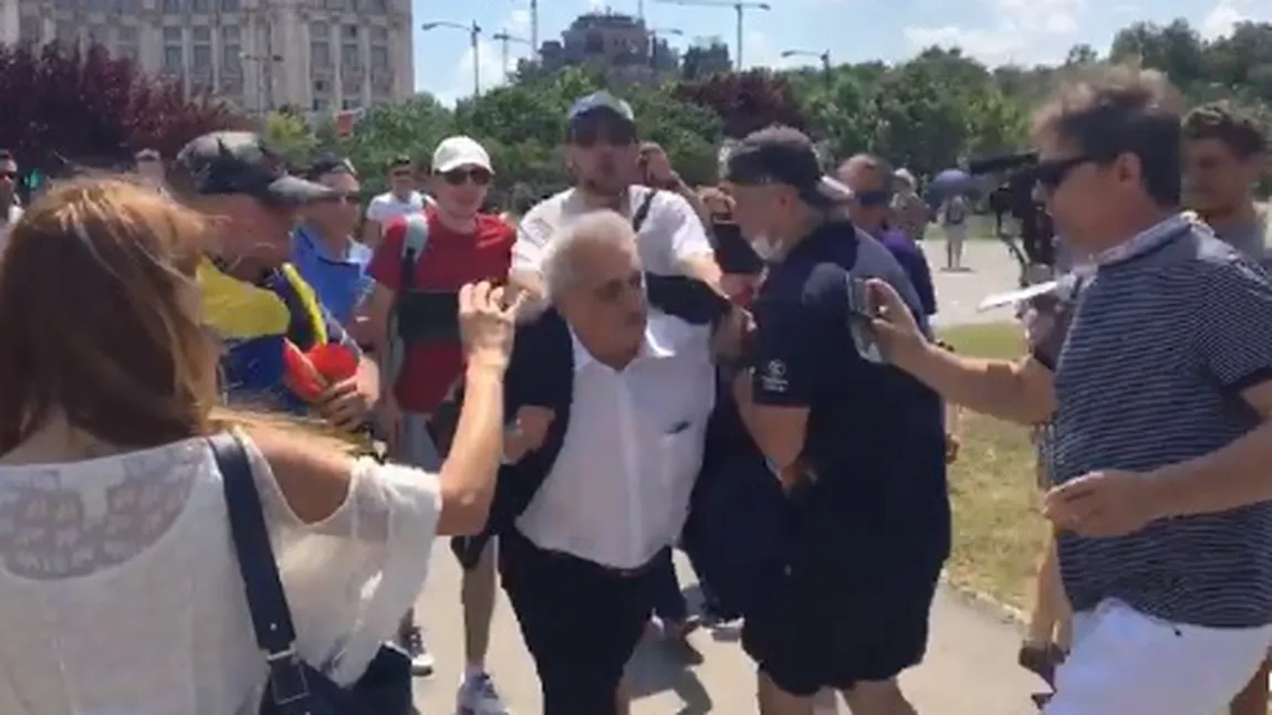 Deputatul PSD Nicolae Bacalbaşa, agresat şi huiduit de protestarii din faţa Parlamentului. Un protestatar a fost săltat de jandarmi