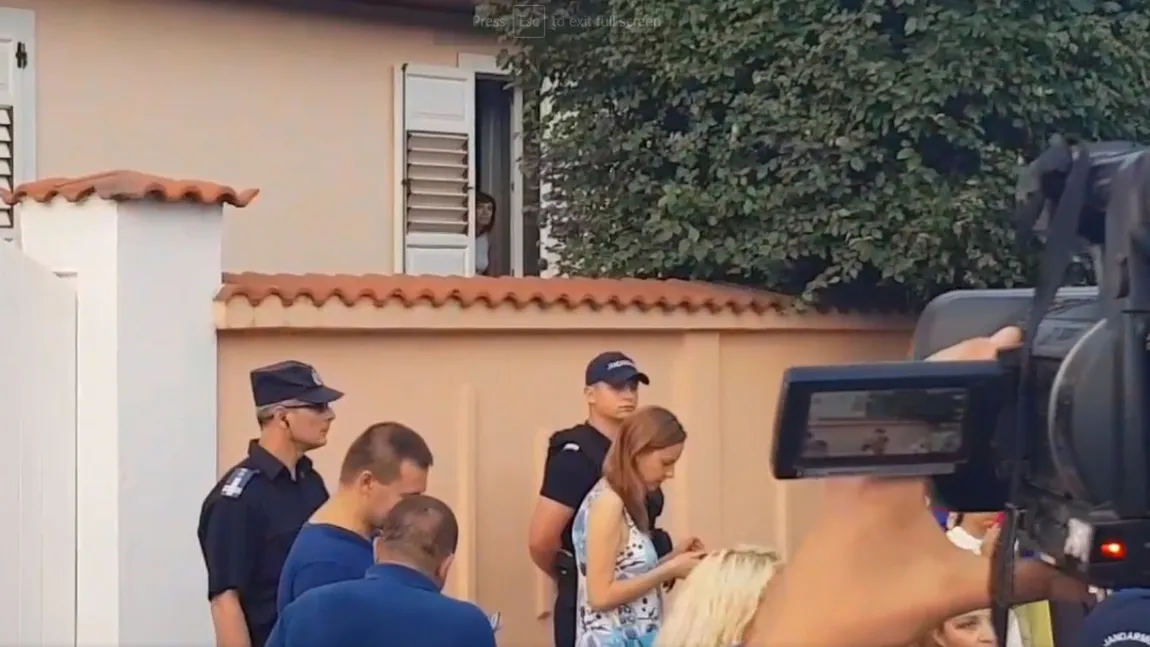 Protestatarii din Sibiu au mers acasă la Carmen Iohannis. Soţia preşedintelui le-a făcut cu mâna de la geam