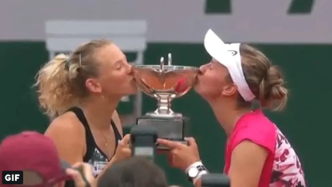 Perechea Barbora Krejcikova - Katerina Siniakova (Cehia), câştigătoarea trofeului la dublu feminin la Roland Garros 2018