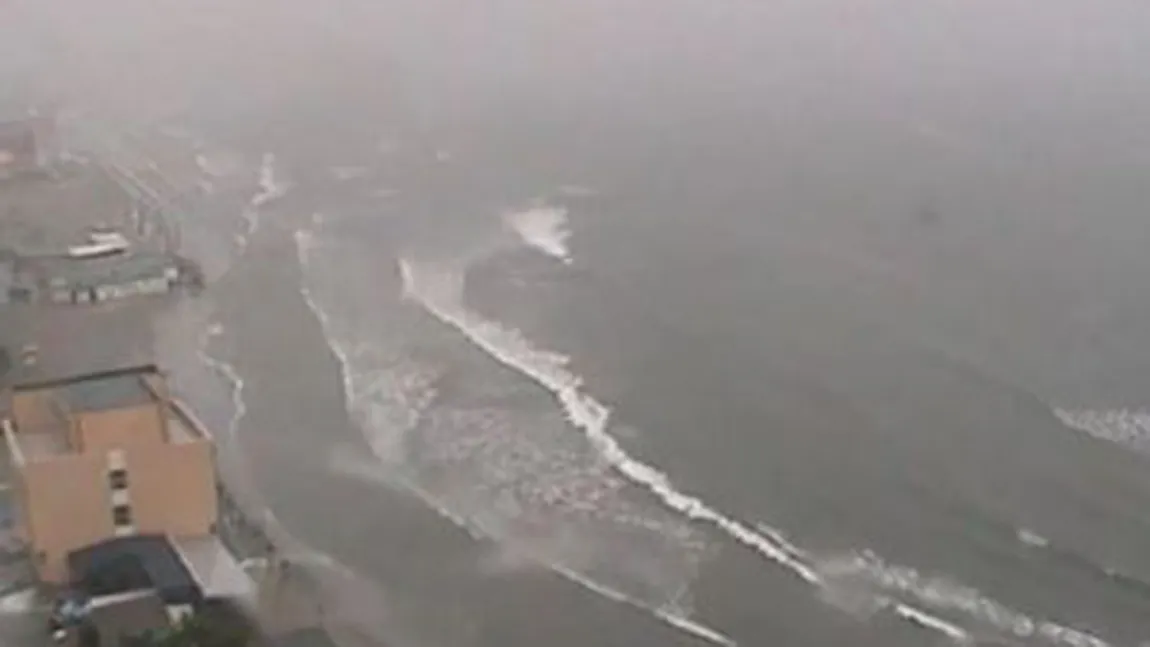 Furtună pe litoralul Mării Negre. Înotul a fost INTERZIS. Manevrele de navigaţie au fost suspendate în portul Midia