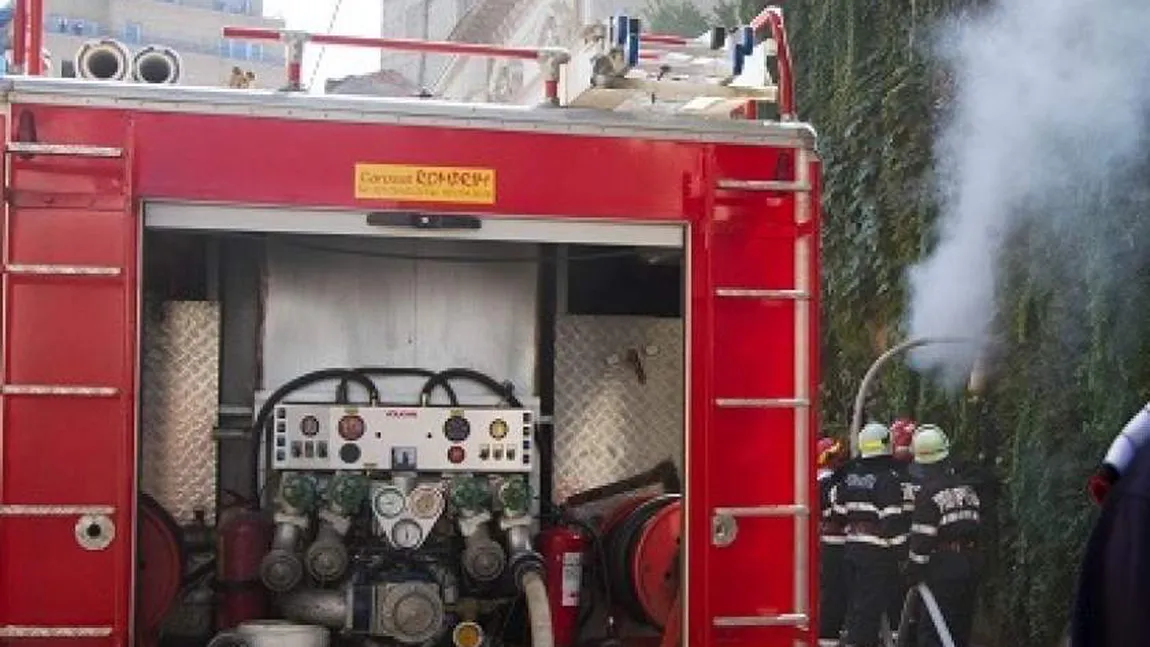 Trupul carbonizat al unui bărbat, găsit într-o maşină care a ars. Poliţia face anchetă