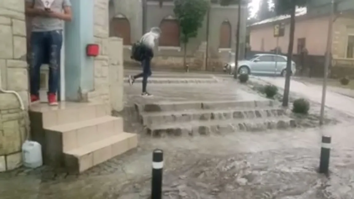 Străzi inundate la Cluj după o ploaie scurtă de vară. Apa depăşeşte şi 20 centimetri VIDEO