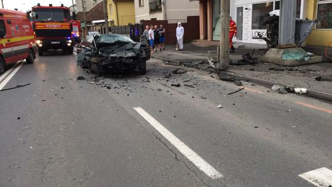 Patru răniţi, printre care un adolescent de 16 ani inconştient, după ce două maşini s-au ciocnit în municipiul Sibiu