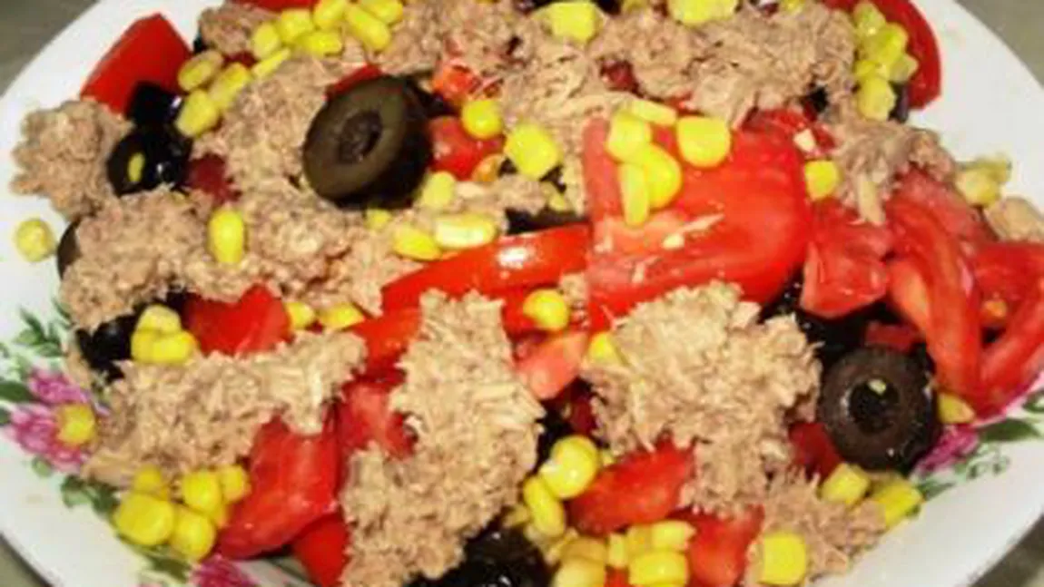Salată de ton cu roşii şi măsline