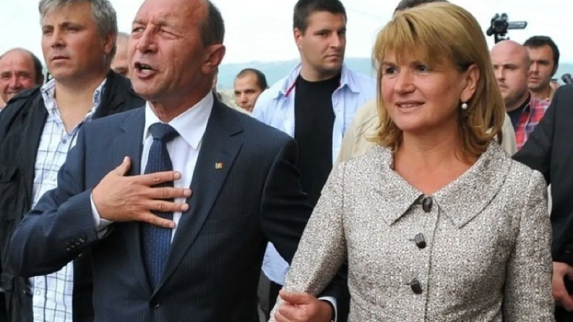 Maria Băsescu s-a angajat la 65 de ani, după ce a fost casnică peste trei decenii. Cât câştigă soţia fostului preşedinte