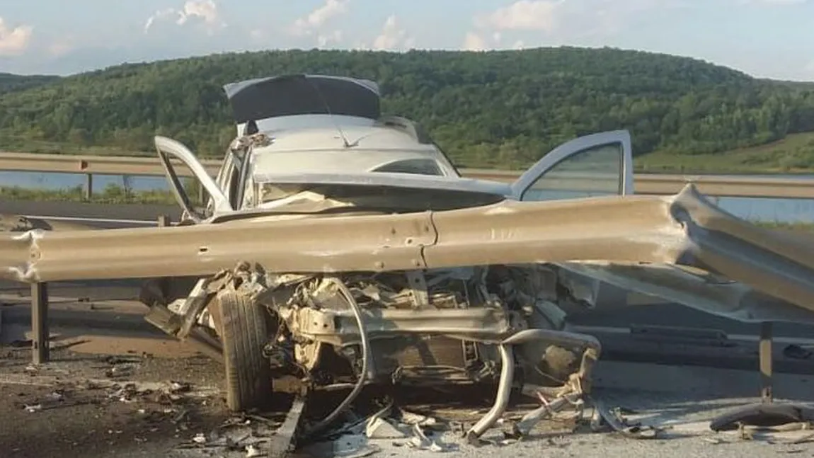 Accident grav pe Autostrada A1. O maşină s-a izbit de glisiera mediană şi a luat foc