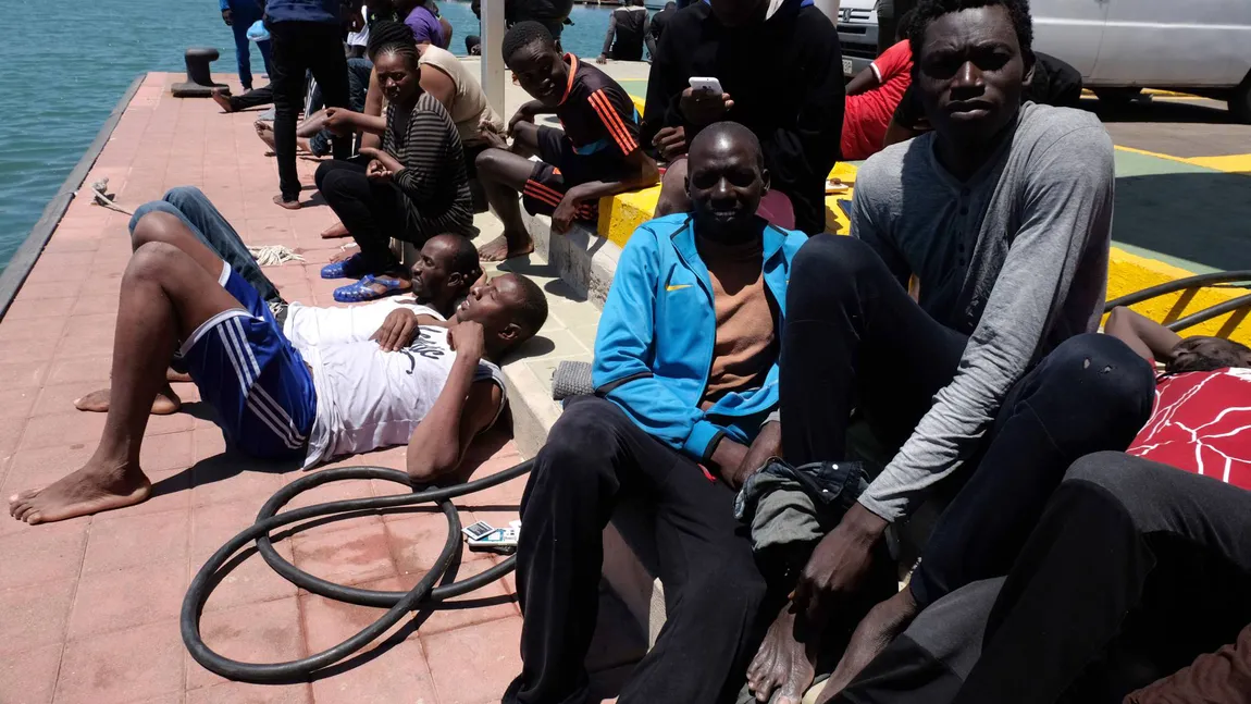 Spania a salvat 900 de migranţi din Mediterana. Italia şi Malta le refuzase acestora accesul în porturile lor