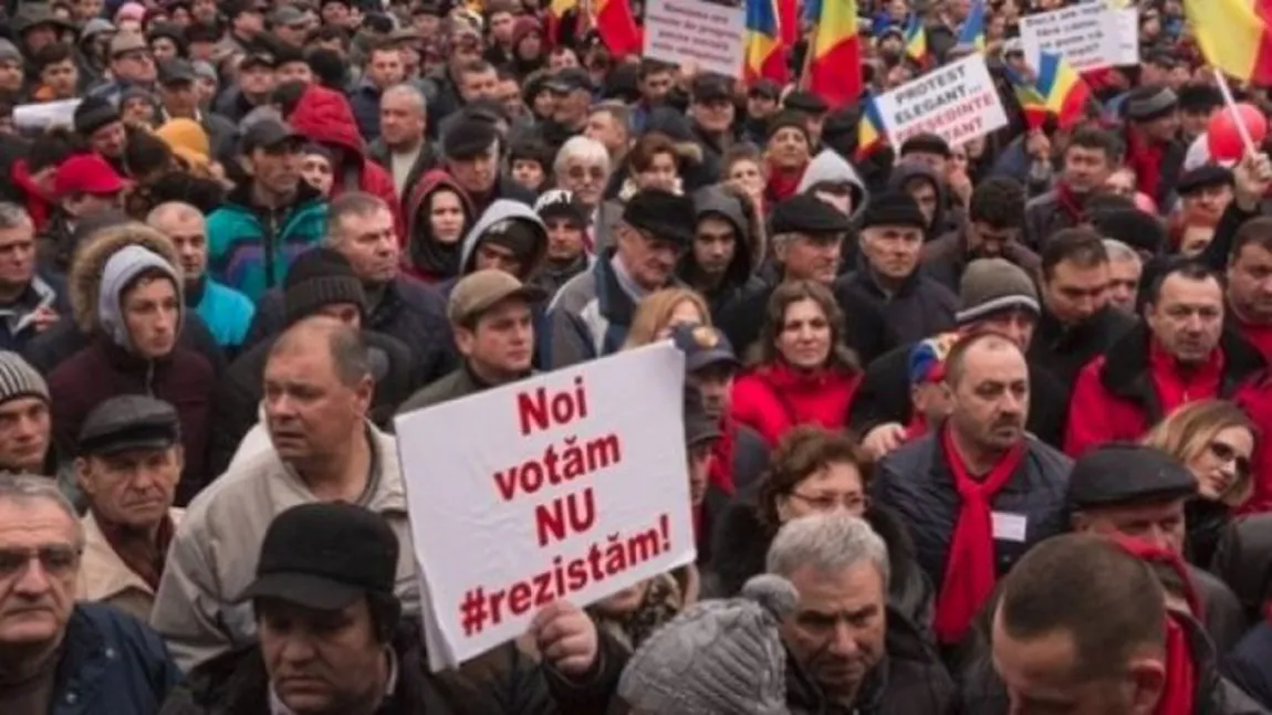 Organizatorii mitingului PSD le cer participanţilor să aibă telefoane cu blitz, costume populare şi imnul printat