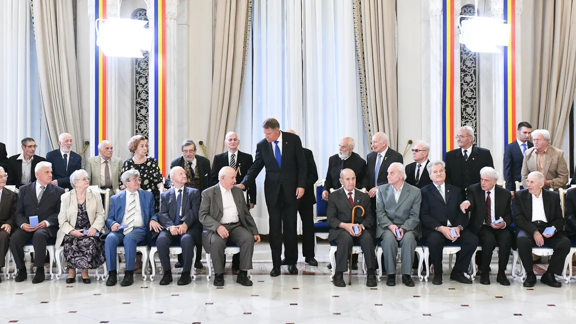 Klaus Iohannis a decorat 50 de deţinuţi politic. Man Nistor, fost deţinut: Am trăit răul absolut