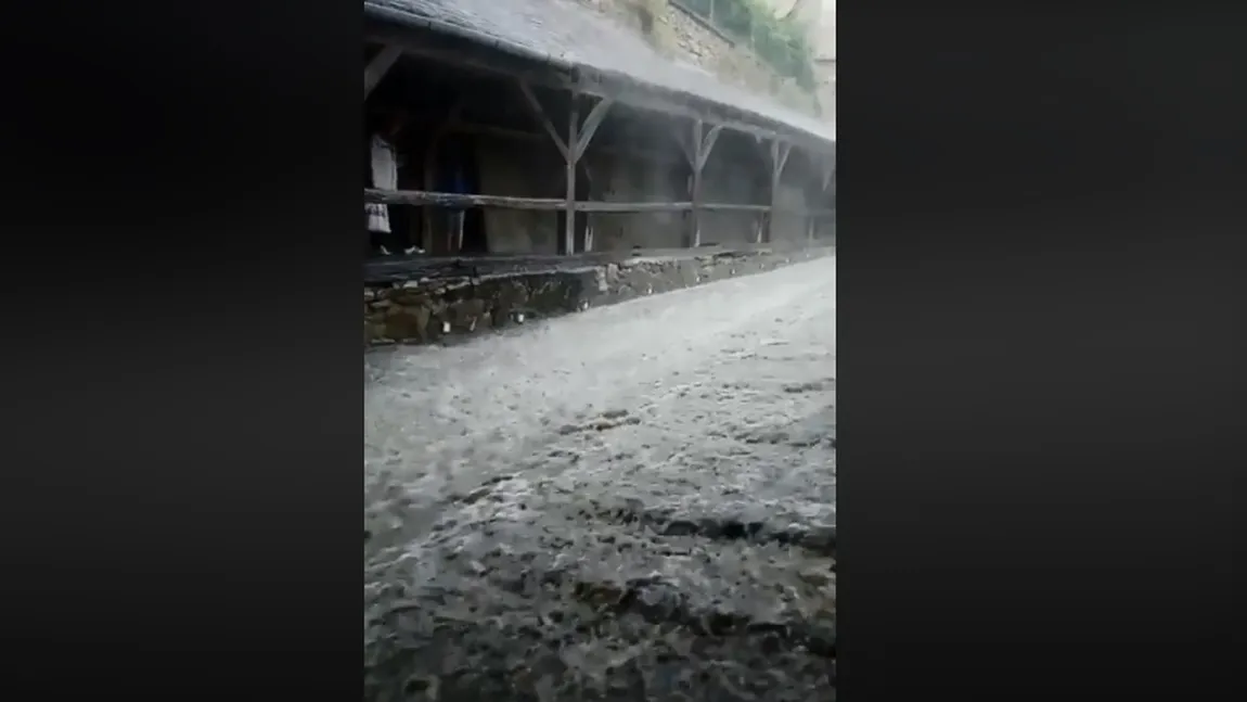 Ploaie torenţială, străzi inundate în câteva minute VIDEO