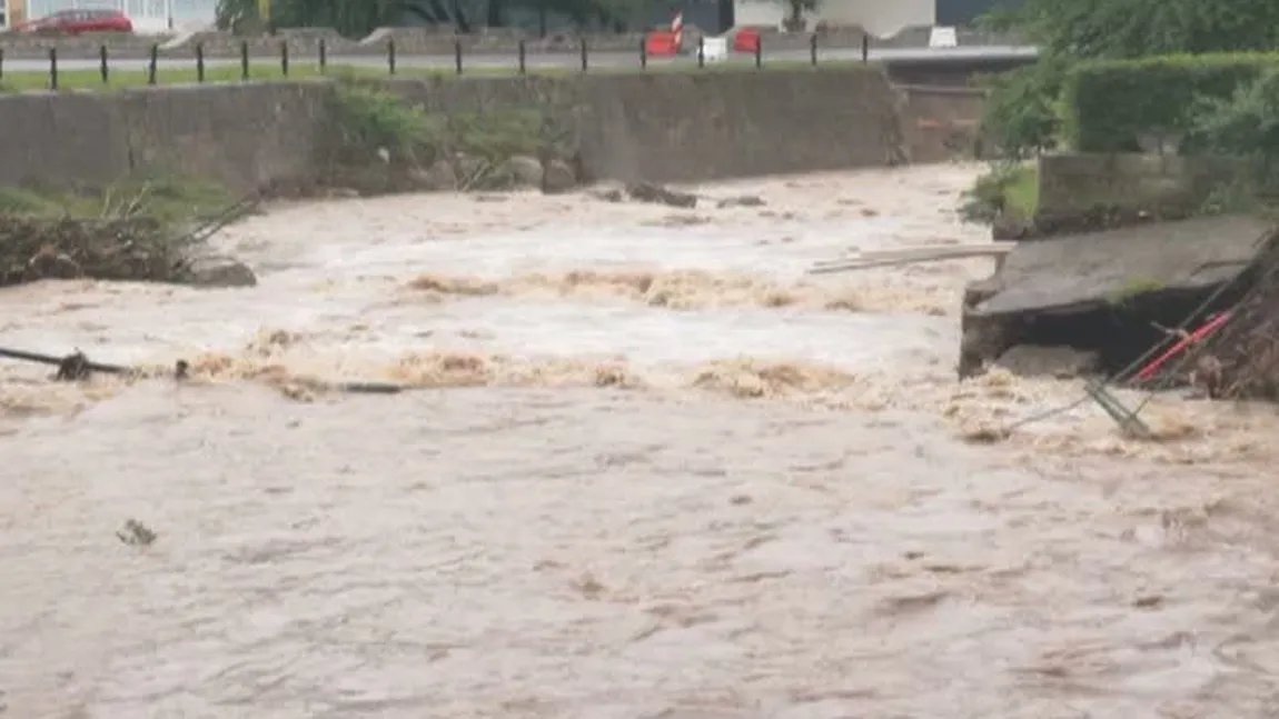 Ploile au făcut prăpăd în ţară: case inundate, localităţi izolate şi oameni luaţi de viitură