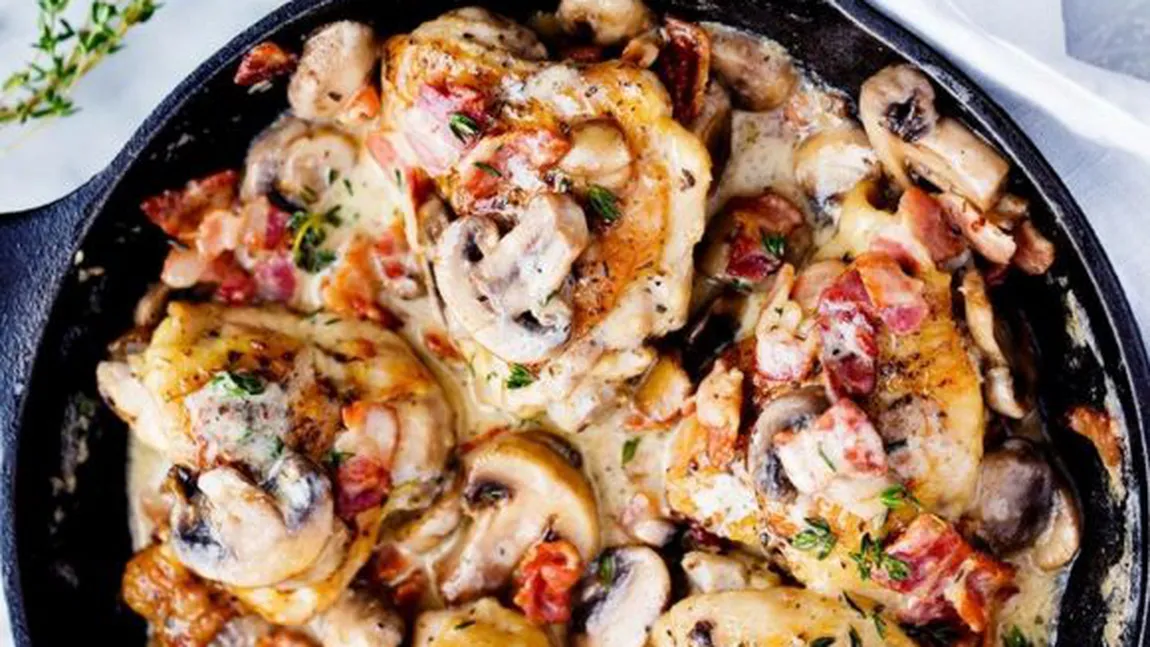 IDEE DE CINĂ: Pui în sos cremos cu bacon şi ciuperci