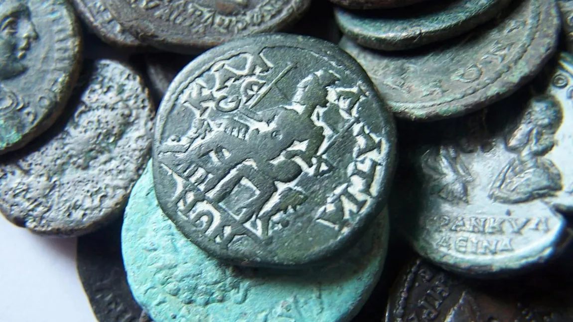 Mii de monede şi artefacte de tezaur confiscate într-un dosar de braconaj arheologic