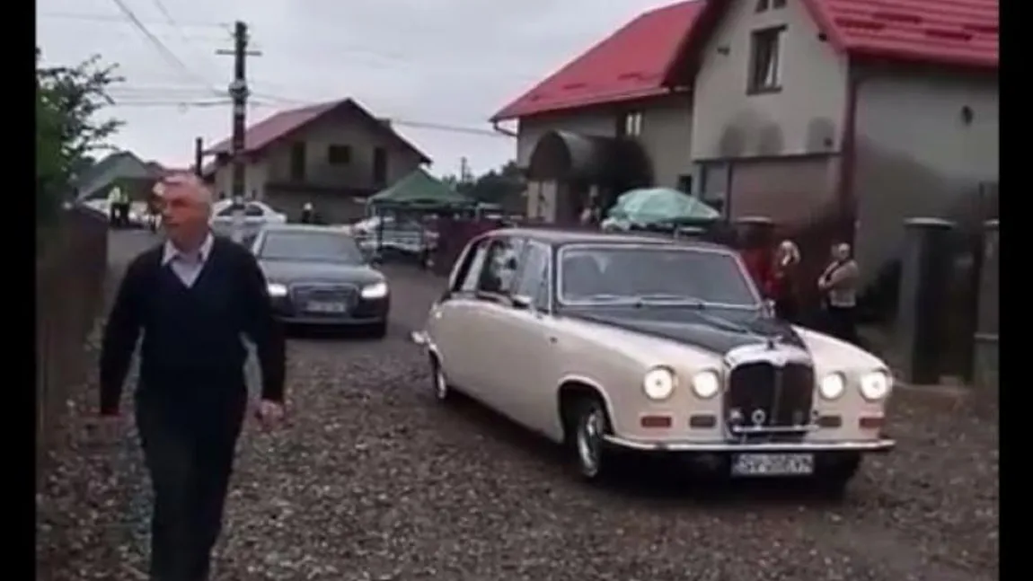 Imaginile care au REVOLTAT enoriaşii. Preoţii, la volanul unui Rolls Royce, pentru sfinţirea unei biserici VIDEO